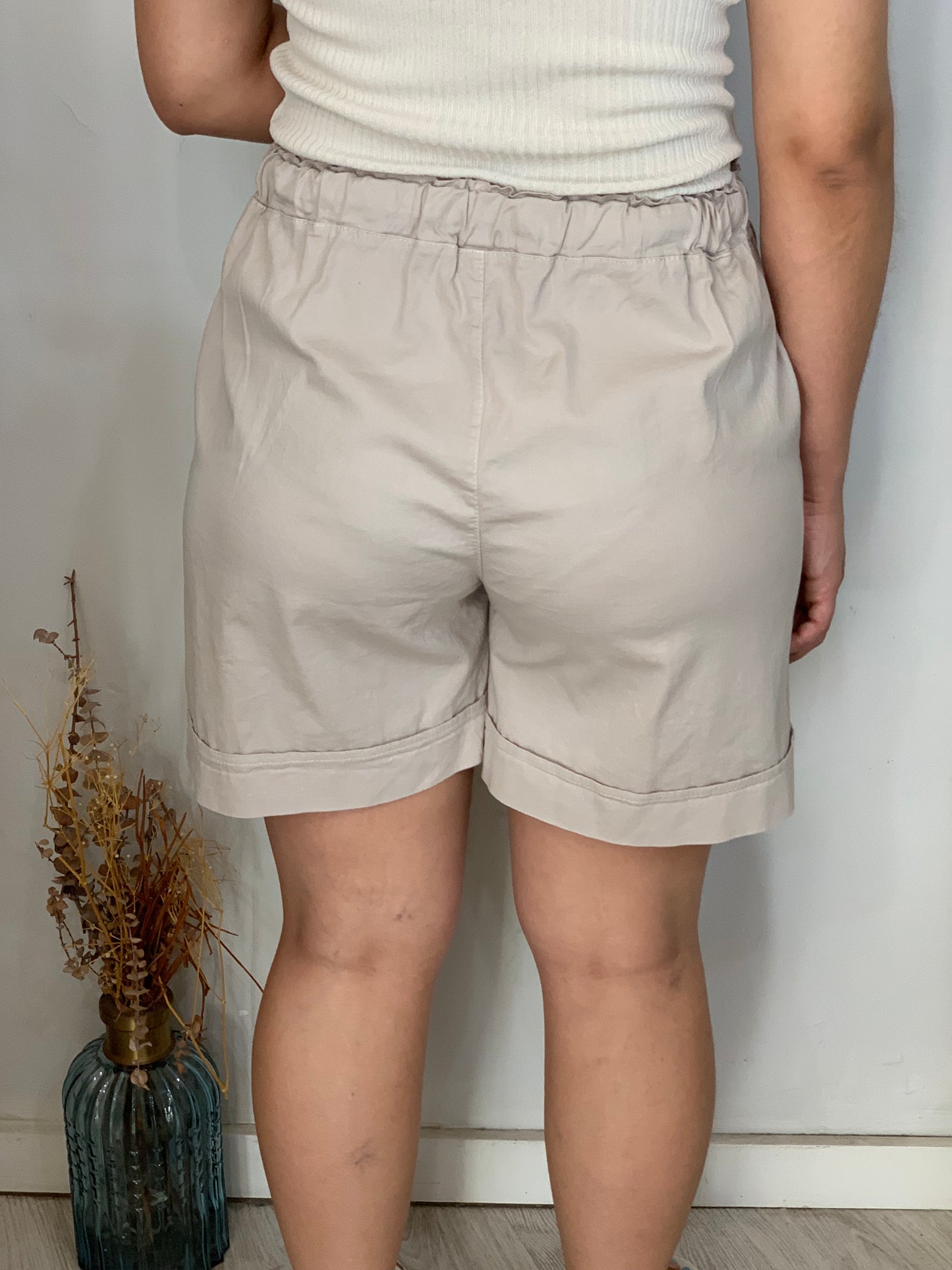 Pantalón Bermuda beige.
