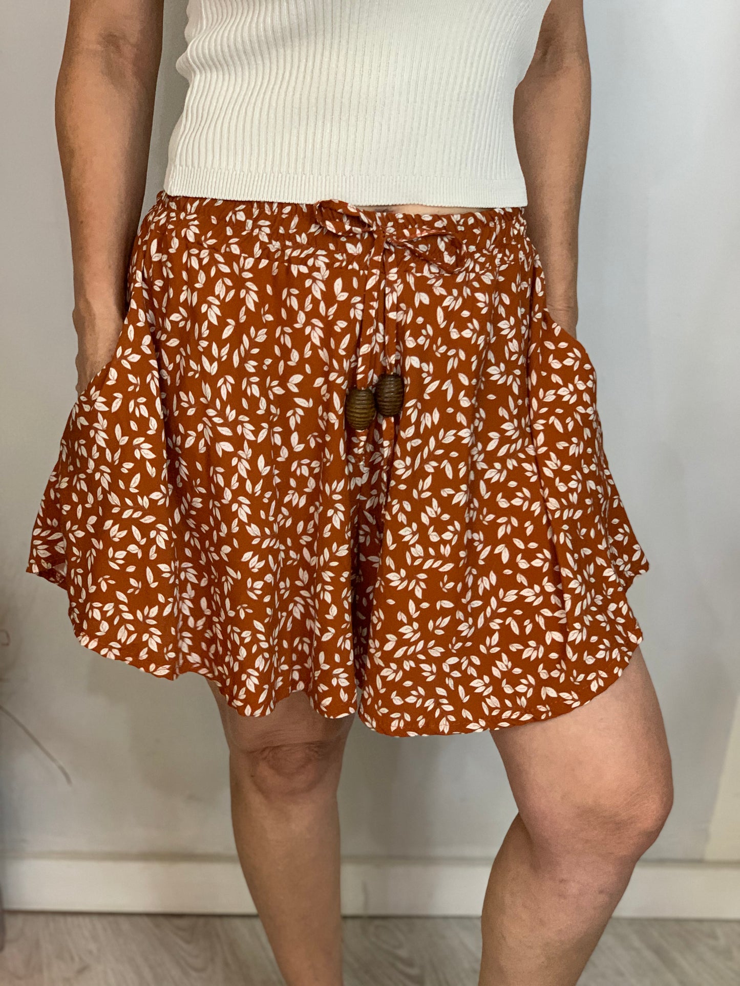 Pantalón corto terracota.