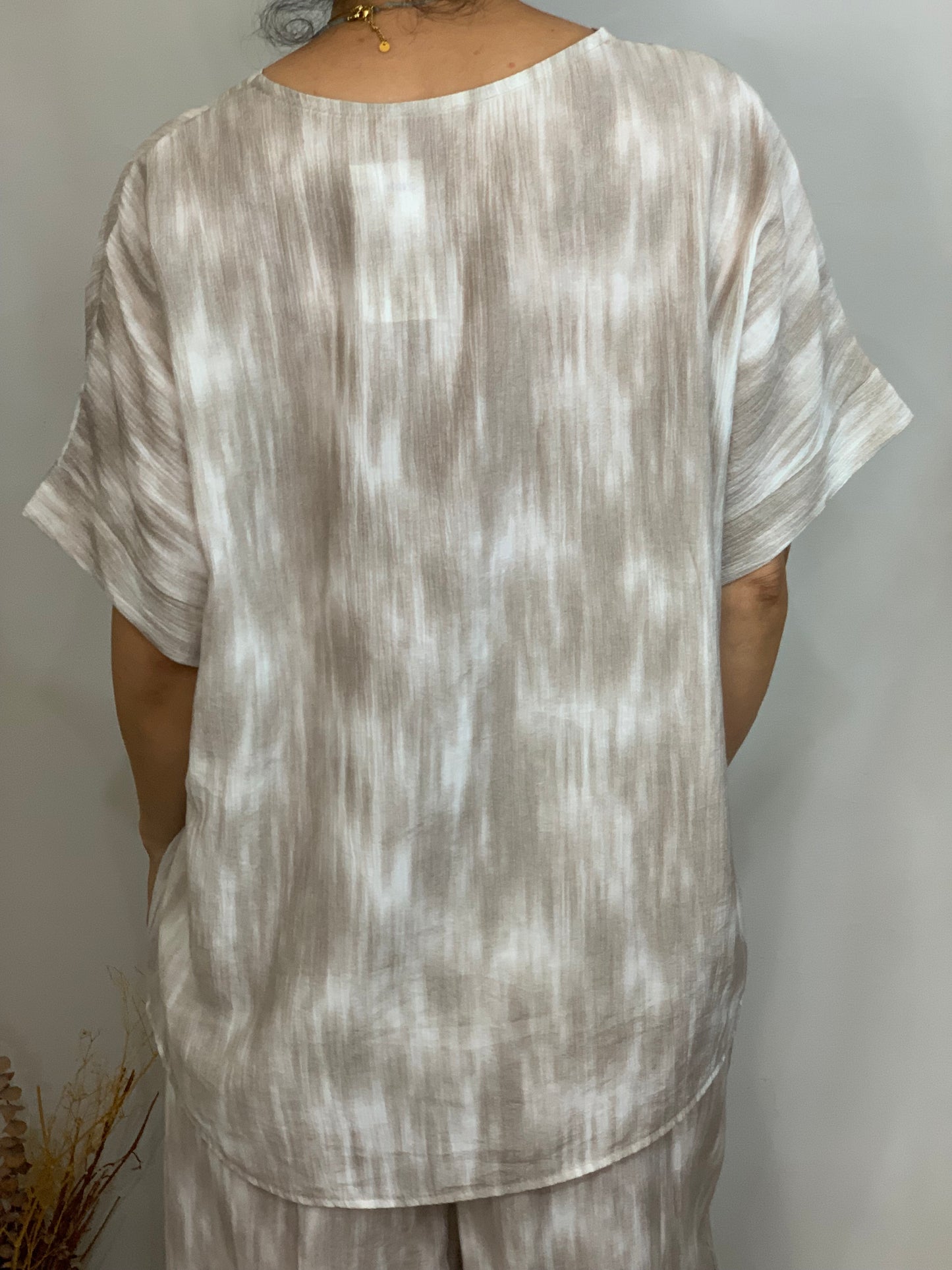 Blusa tie dye beige.