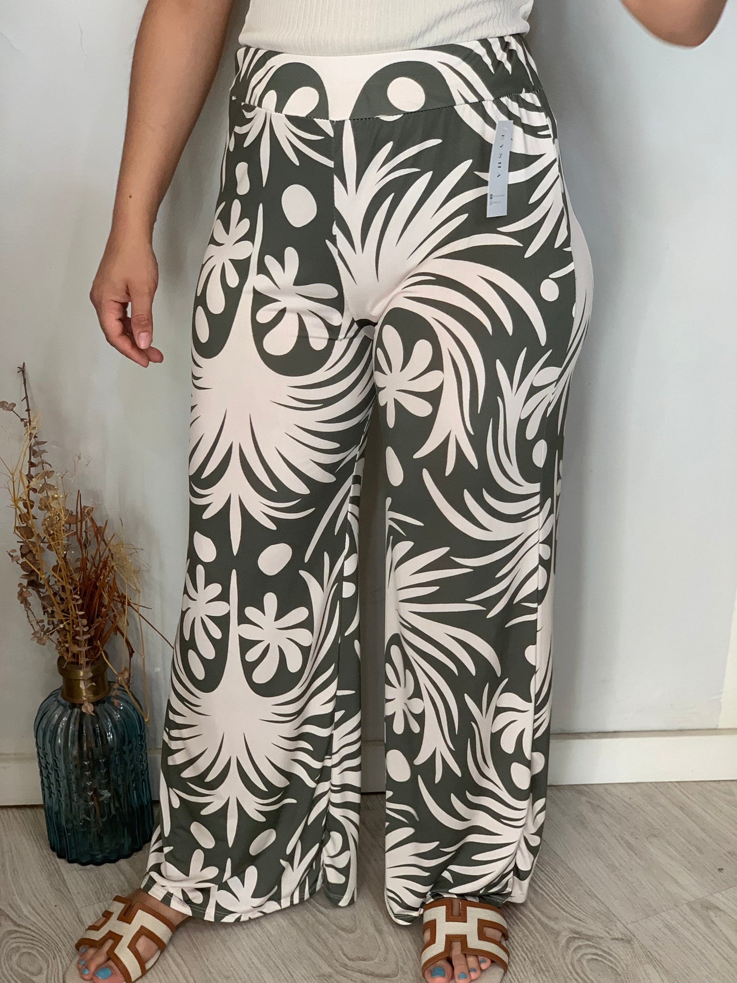 Pantalón verde estampado.