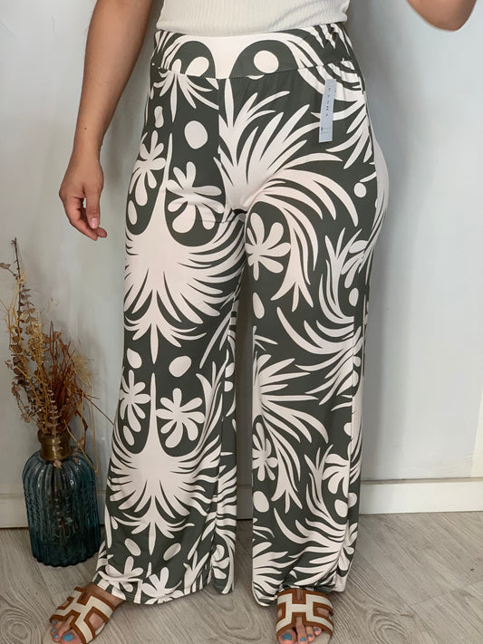 Pantalón verde estampado.
