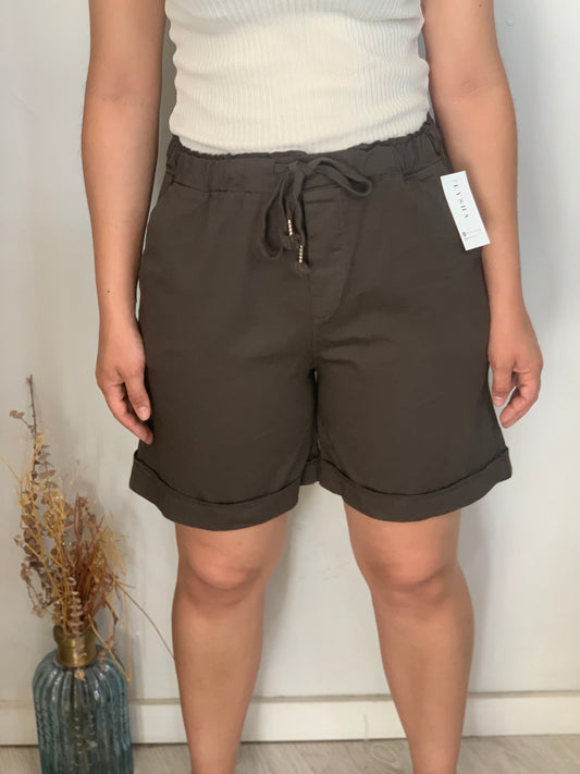 Pantalón Bermuda marrón.