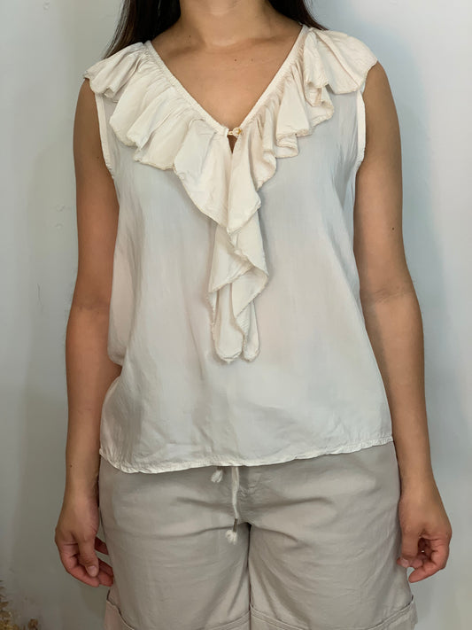 Blusa volantes beige.
