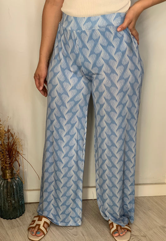 Pantalón azul estampado.