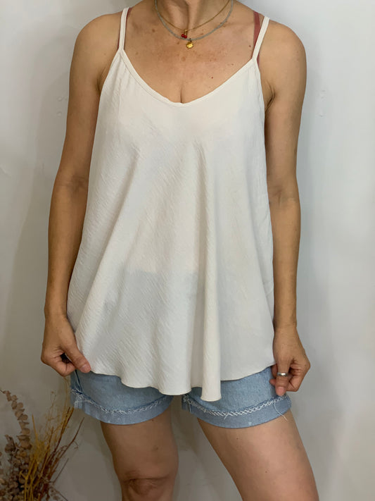 Tirante evasé beige.