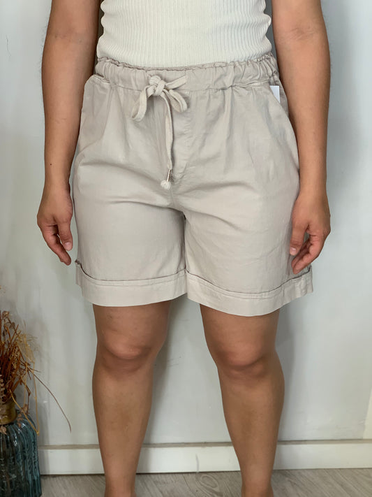 Pantalón Bermuda beige.