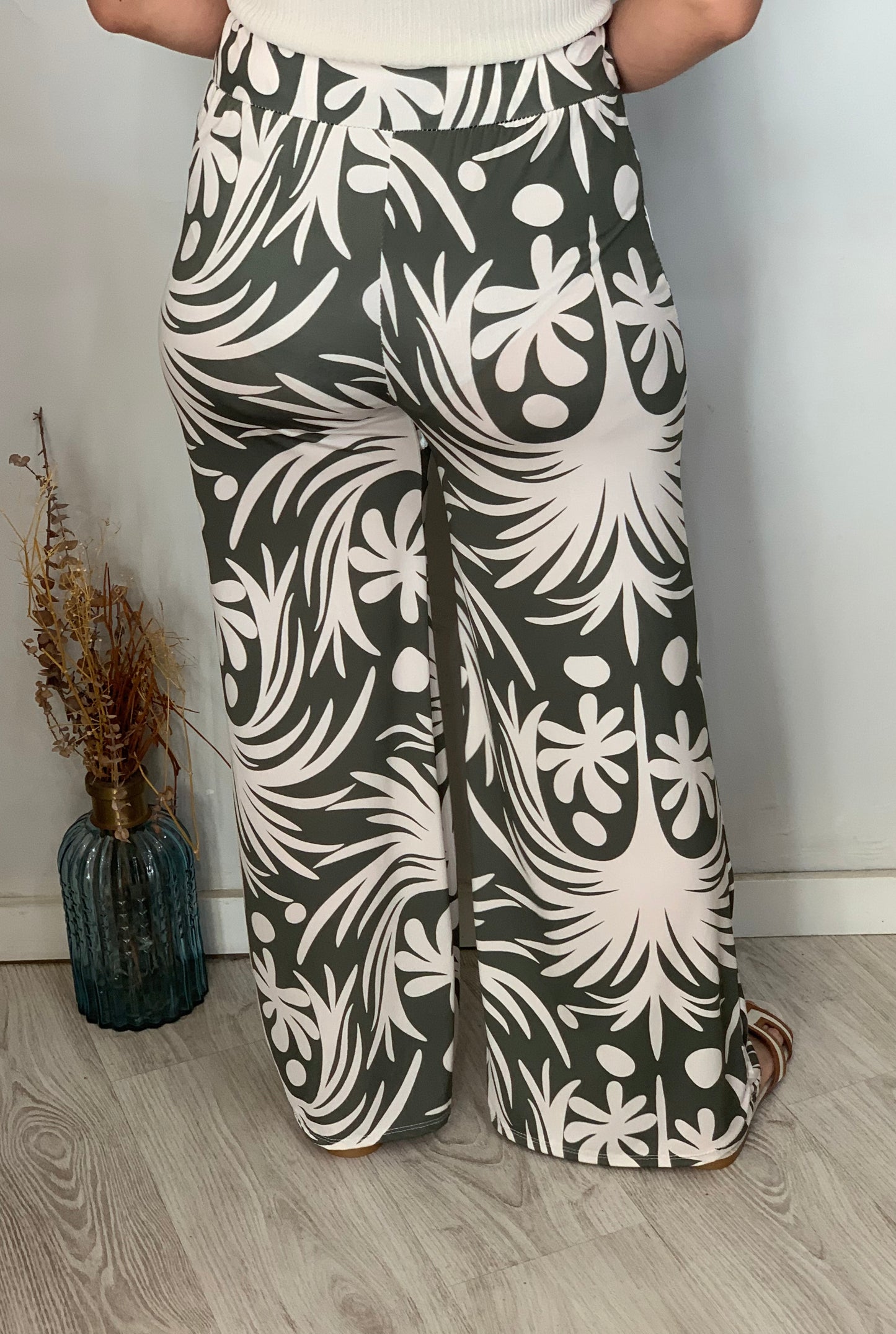 Pantalón verde estampado.