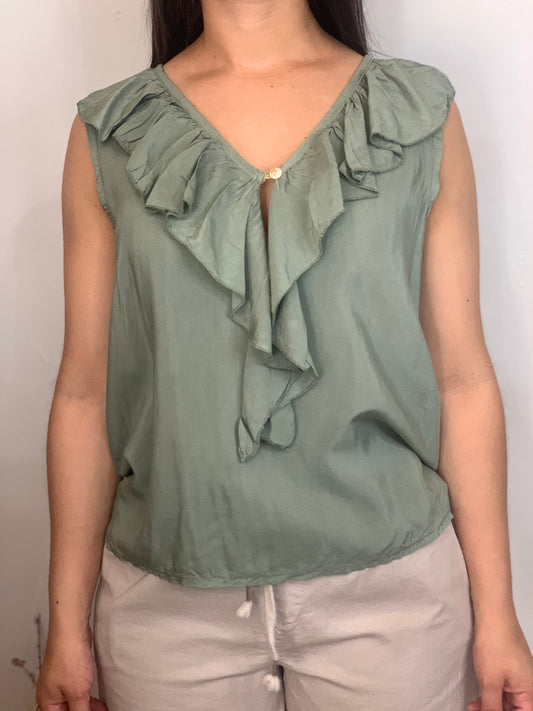 Blusa volantes verde.