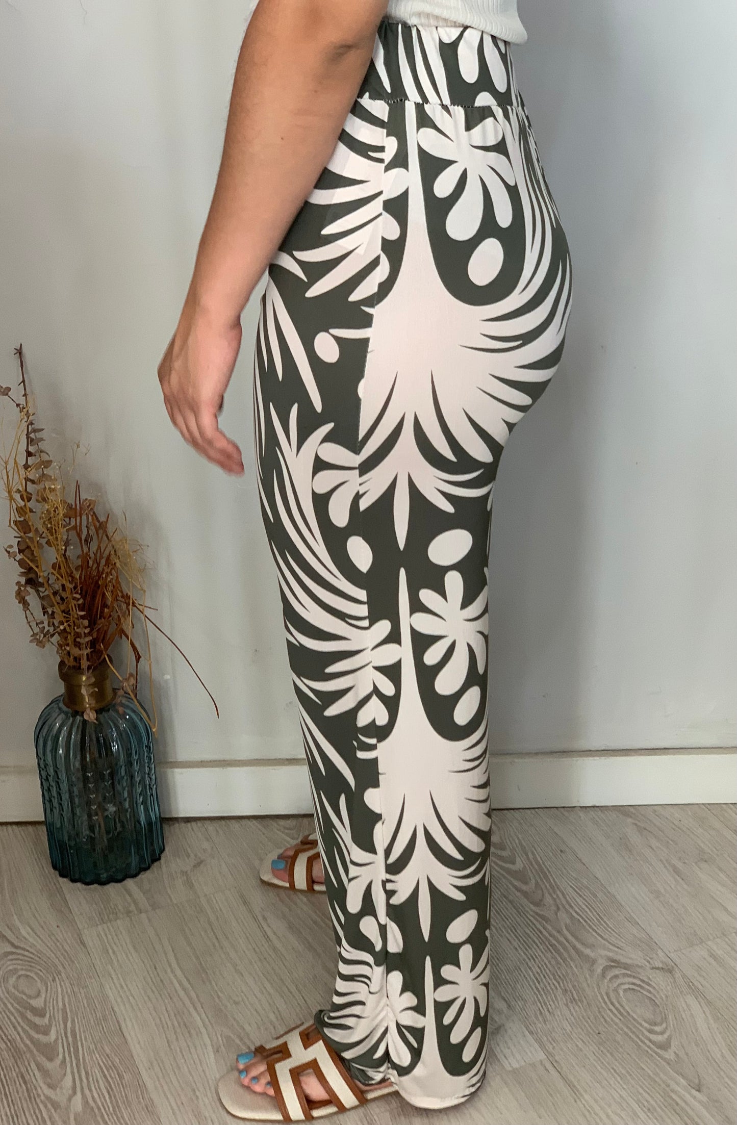 Pantalón verde estampado.