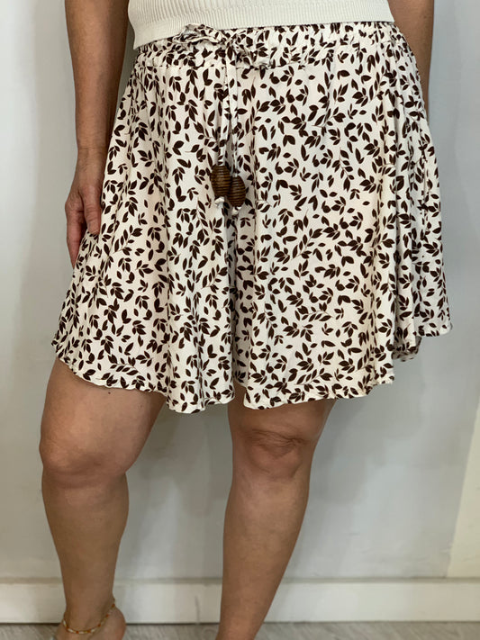 Pantalón corto beige.